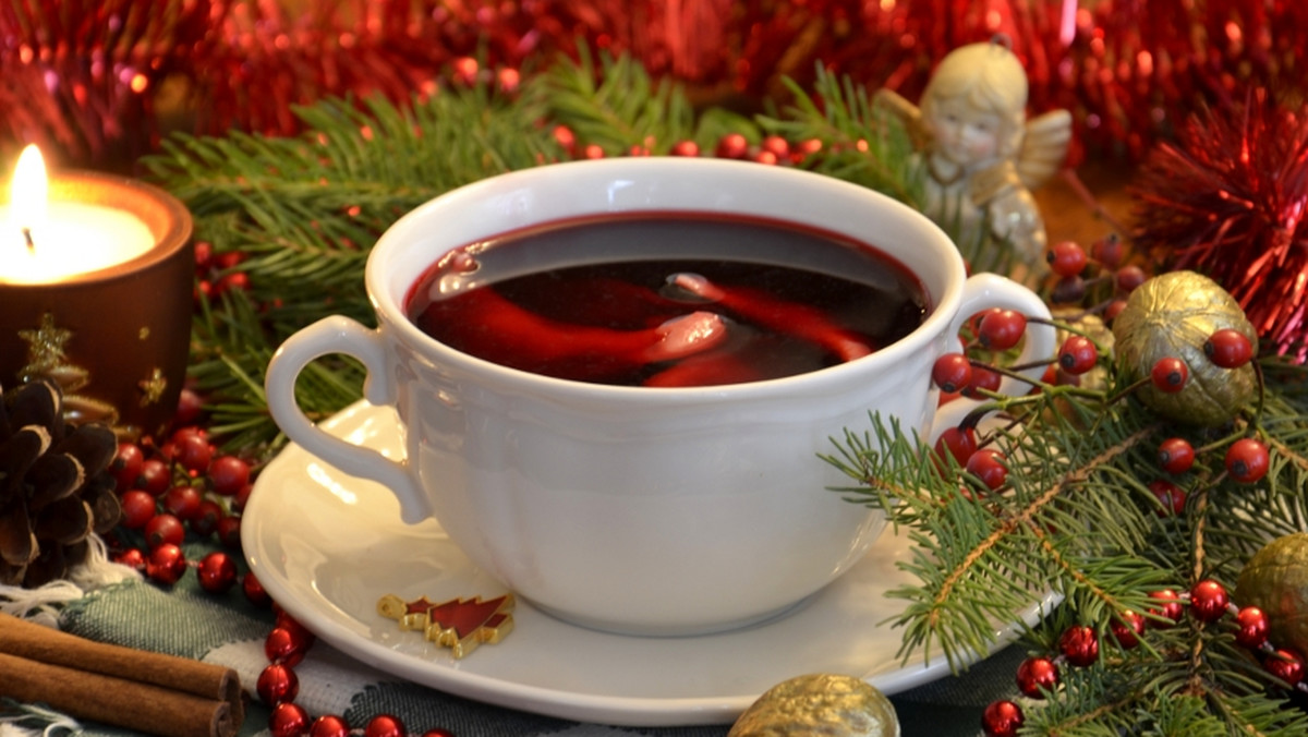 Niepowtarzalny smak wigilijnego barszczu czerwonego z uszkami nieodłącznie kojarzy nam się ze świętami Bożego Narodzenia. Wigilijny barszcz należy przyrządzać tak, by wydobyć  głęboki, rubinowy kolor i intensywnie buraczany smak.