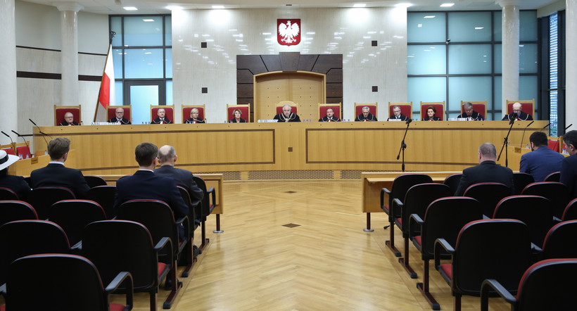 Prezes Andrzej Rzepliński oraz sedziowie TKna sali rozpraw. Trybunał zajął się ustawą o gruntach warszawskich.
