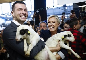 Žordan Bardela i Marin Le Pen tokokm posete Poljoprivrednom sajmu u Parizu 26. februara