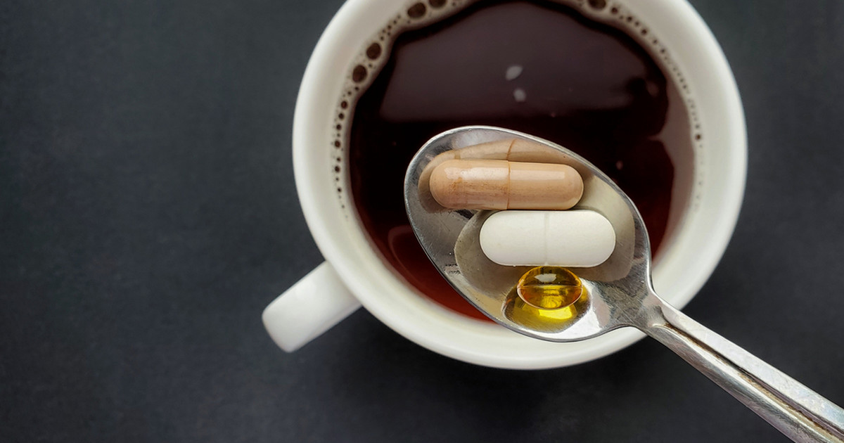 Leki, których nie wolno popijać kawą. Nie będą działać tak, jak powinny