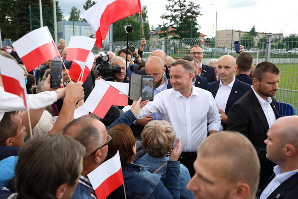 Odrzywół, 13.07.2020. Wybrany na II kadencję prezydent RP Andrzej Duda (C) podczas spotkania z mieszkańcami na parkingu przed urzędem gminy w miejscowości Odrzywół (woj. mazowieckie), 13 bm. (kf) PAP/Leszek Szymański