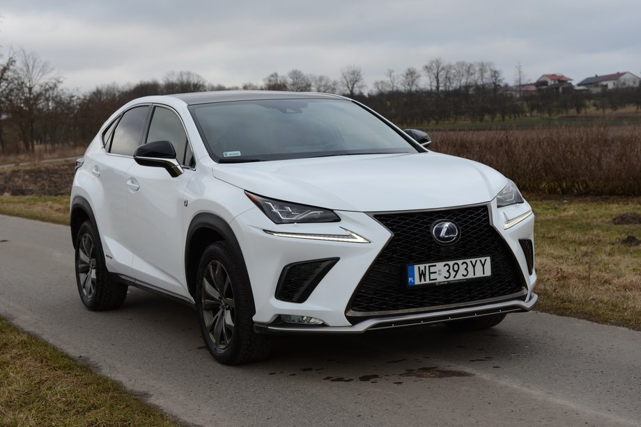 Lexus NX 300h to nadal jeden z najbardziej efektownych SUV-ów na rynku. Przez kilka lat bynajmniej się nie postarzał.