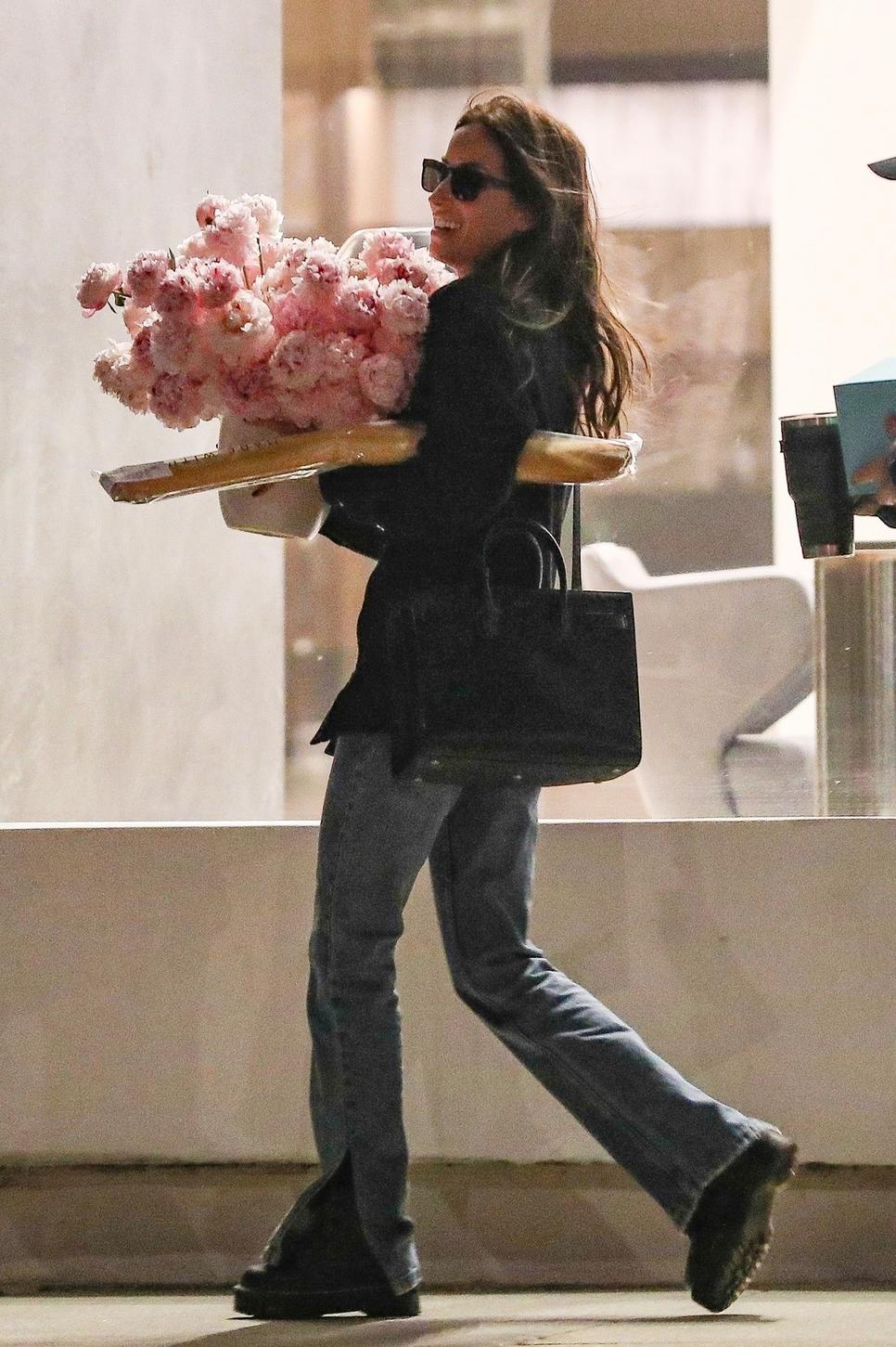 Brad Pitt csodaszép Valentin-napi virágcsokra barátnőjének, Ines De Ramonnak
