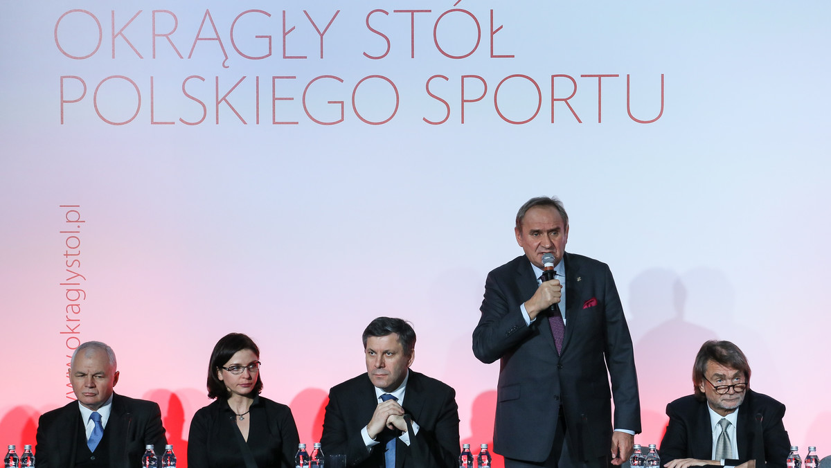 Takiej debaty o polskim sporcie jeszcze nie było. W środę w siedzibie PKOl w Warszawie odbyły się pierwsze obrady Okrągłego Stołu Polskiego Sportu. Spotkanie miało niespotykany rozmach - w dyskusji wzięło udział blisko 150 wpływowych osób, od sportowców, przez działaczy, polityków, do biznesmenów. Na sali zasiedli m.in. Jan Kulczyk, minister Joanna Mucha, Irena Szewińska, wicepremier Janusz Piechociński, Artur Partyka, Robert Korzeniowski, czy Czesław Lang.