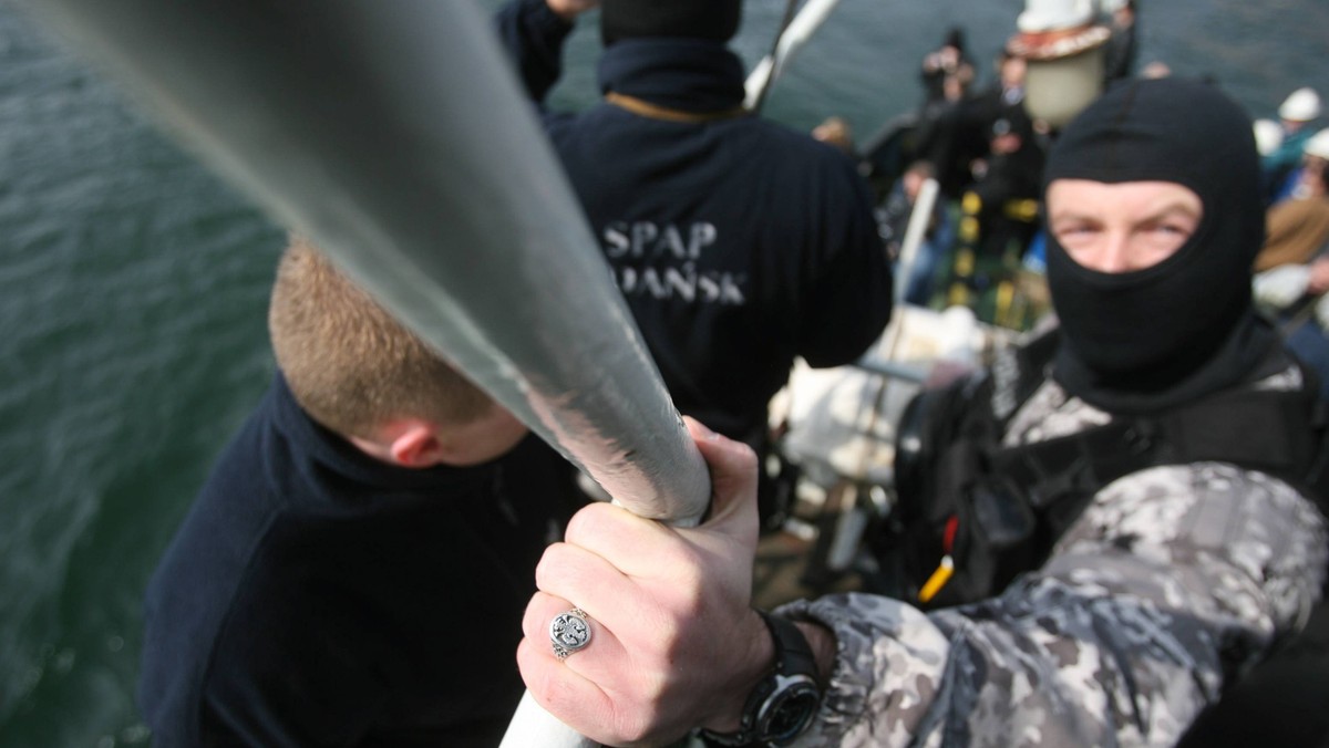 Policjanci z CBŚ, szukając przestępcy, przez pomyłkę wtargnęli do mieszkania w Poznaniu i skrępowali niepełnosprawnego mężczyznę - informuje stacja TVN24.