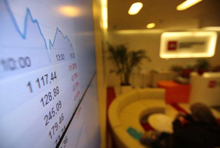 Podczas, gdy rynek akcji dołował a indeksy traciły miliardy na wartości, obligacje miały po prostu zły dzień. Lisa Abramowicz z Bloomberga napisała:<br><br><i>Można to nazwać cierpliwością, brakiem płynności albo paraliżującym strachem. Czymkolwiek jest, handel obligacjami wydaje się unieruchomiony w powszechnej panice. </i><br><br>Może to oczywiście być brak płynności, ale nie ma się czym martwić. Obligacje ze swej natury są bezpieczniejszym narzędziem inwestycyjnym. W trakcie, gdy indeksy giełdowe traciły ponad 10 proc, obligacje spadały nie więcej niż o 2 proc.