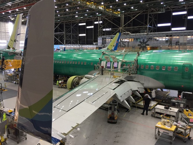 PLL LOT planuje wprowadzić do regularnej siatki połączeń także nowy model samolotu średniodystansowego Boeing 737 NG. Maszyna będzie obsługiwała zarówno trasy europejskie jak i te uruchamiane właśnie z kilku portów regionalnych w Polsce (w tym m.in. z Lublina i Wrocławia) do Tel Awiwu. <br><br>
Na zdj. Produkcja Boeinga 737 NG w fabryce firmy w Renton.