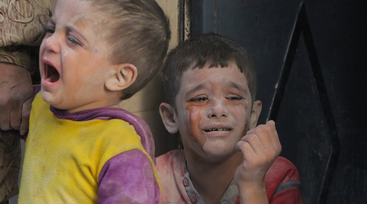 Rettegés, fájdalom és félelem ül a szíriai testvérpár szemében - a fotó kedden készült. Talán még élnek... / Fotó: AFP