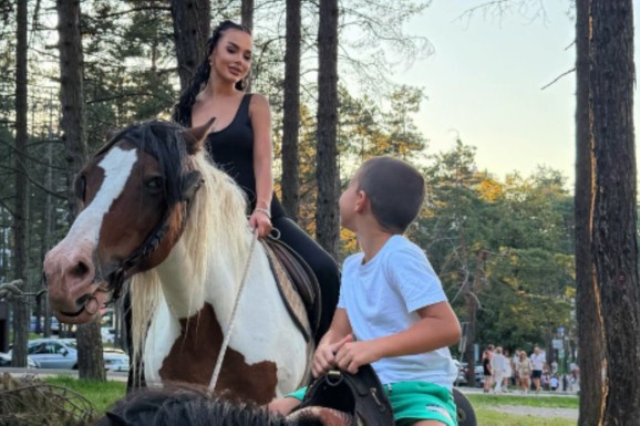 DALEKO OD OČIJU JAVNOSTI Trudna Anita Stanojlović nakon "Elite" pokazala kako provodi vreme sa sinom, JAŠU KONJE, oko njih priroda (FOTO)