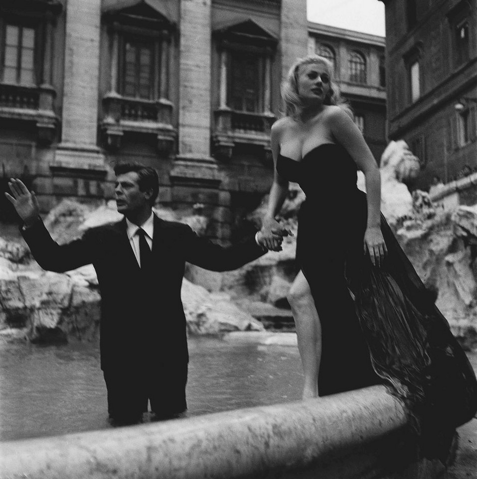 Anita Ekberg kręcąca słynną scenę w Fontannie Di Trevi