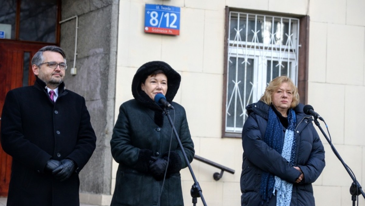 Ośrodek dla dzieci i młodzieży z niedosłuchem oraz nowoczesny dom kultury już wkrótce mają zacząć działać w budynku po gimnazjum przy ul. Twardej w Warszawie. To jedna z nieruchomości, które próbowano przejąć w ramach tzw. dzikiej reprywatyzacji. Teraz ma jej zostać przywrócona funkcja edukacyjna.