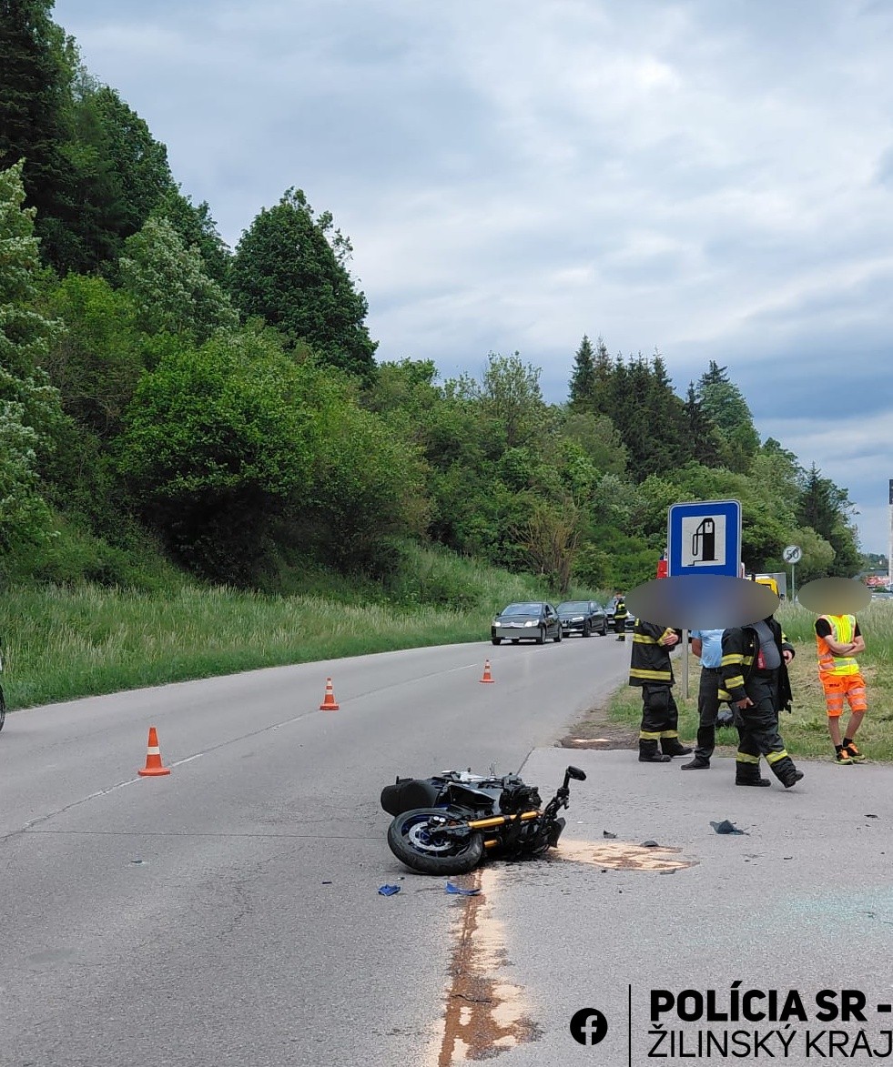 V Trstenej došlo k vážnej dopravnej nehode auta s motocyklom.