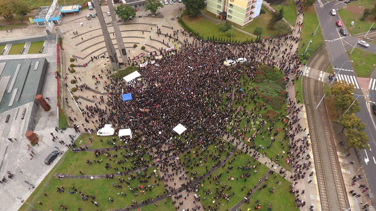 Jedni mówią o wielkim sukcesie kobiet, drudzy wskazują na polityczne manipulacje, jeszcze kolejni próbują odpowiedzieć na pytanie, kto najbardziej korzysta na protestach ws. zakazu aborcji - na temat tak zwanego czarnego poniedziałku rozmawiamy z pomorskimi politykami i działaczami. Dla Onetu wypowiadają się przedstawiciele PiS, PO, Nowoczesnej, KNP, KORWiN, SLD, Razem, ONR, a także współorganizatorzy wczorajszych manifestacji.