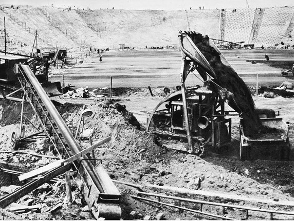 Stadion Dziesięciolecia w budowie, rok 1955 (domena publiczna).