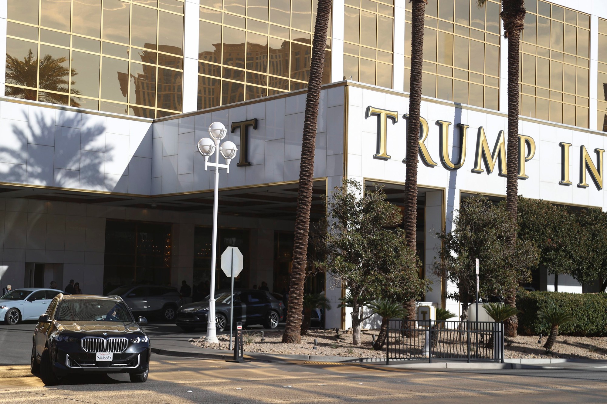 Pri výbuchu vozidla Tesla Cybertruck pred hotelom Donalda Trumpa v Las Vegas zomrel počas plánovaného útoku americký vojak.