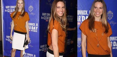 Stylizacja dnia: Hilary Swank odsłoniła plecy