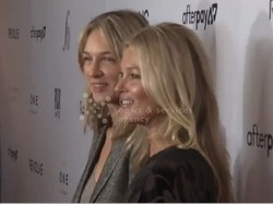 Z toną makijażu na twarzy, ale w świetnej formie! 45-letnia Kate Moss odebrała nagrodę dla ikony stylu