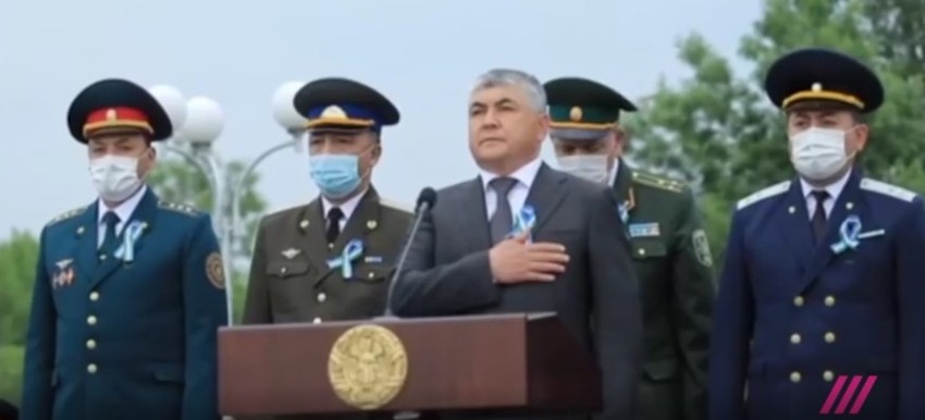 Na početku, presednik je stavio ruku na srce