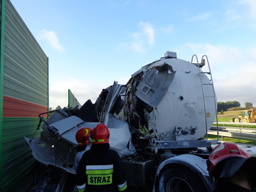 Cysterna uderzyła w autobus z żołnierzami. 6 osób rannych