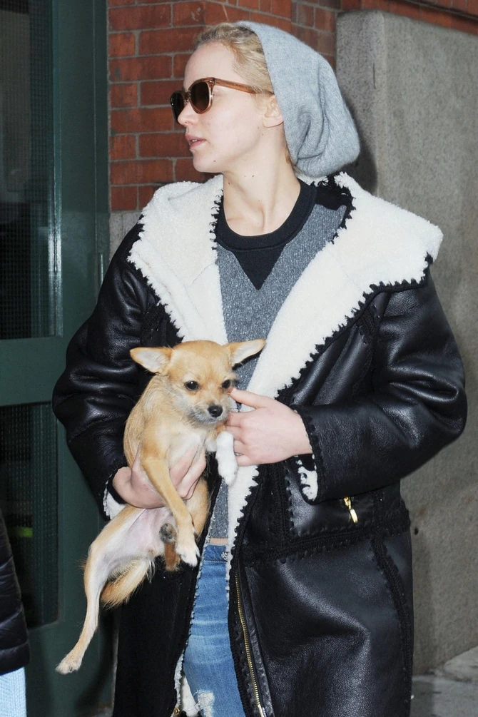 Dženifer Lorens sa psom kog je dala roditeljima