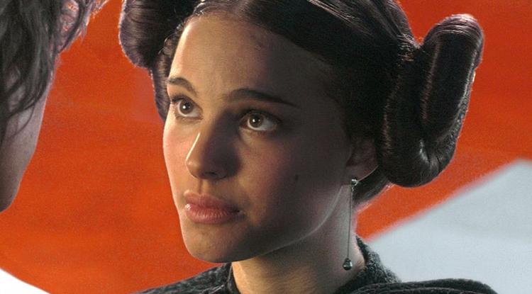 Padmé frizurája sokszor utal a korábbi filmek Leia hercegnőjére