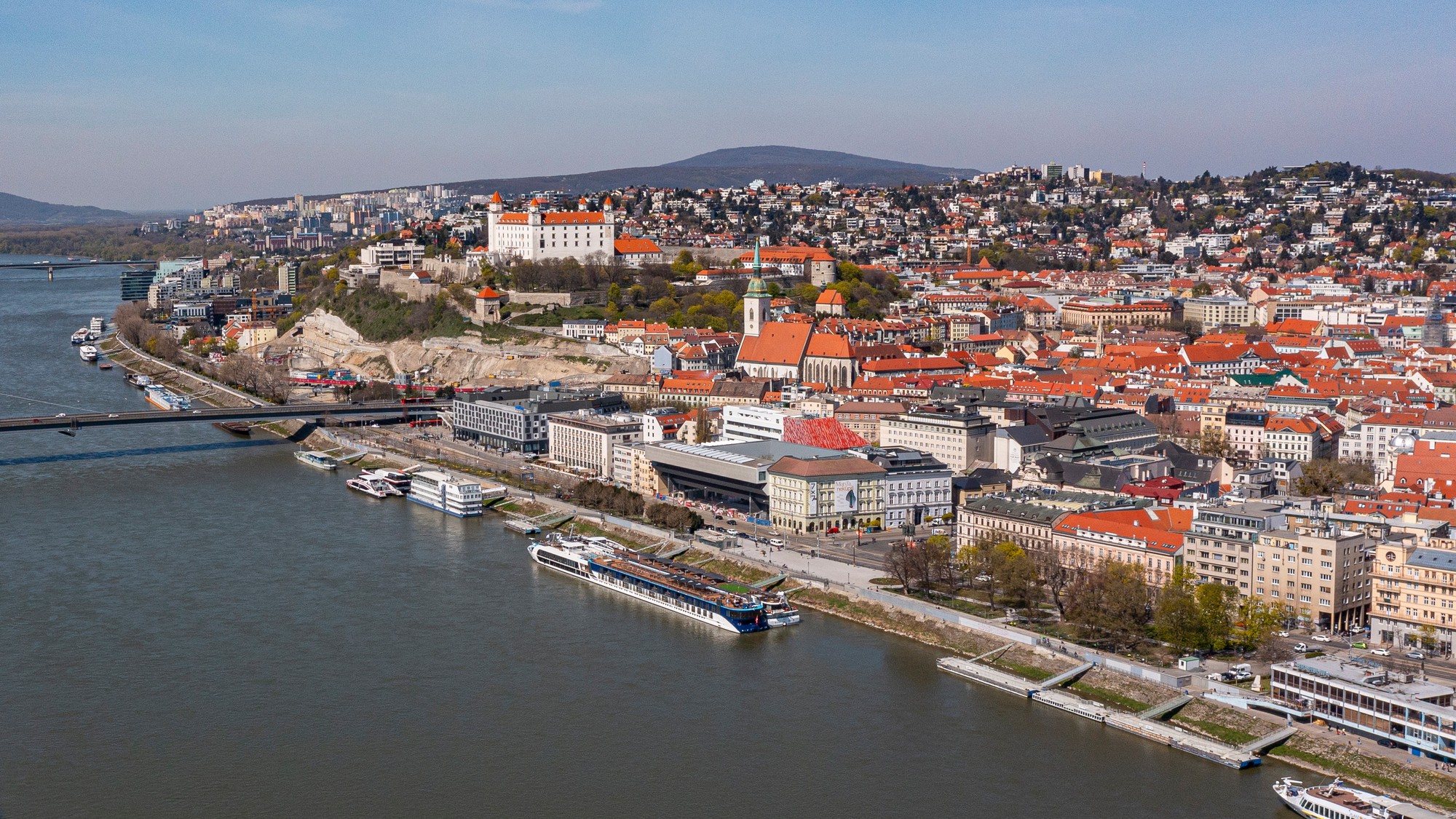 Vpravo Rázusovo nábrežie v Bratislave. 