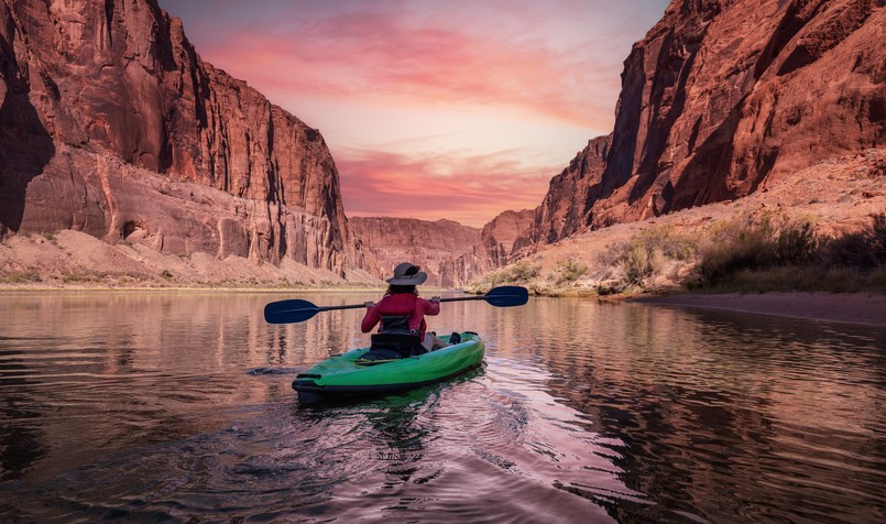 Wielki kanion quiz wiedza ogólna Adventurous,Woman,On,A,Kayak,Paddling,In,Colorado,River.,Glen