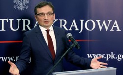 Tusk i Graś interweniowali u kanclerz Merkel, by zwolnić naczelnego "Faktu"? Dwa śledztwa