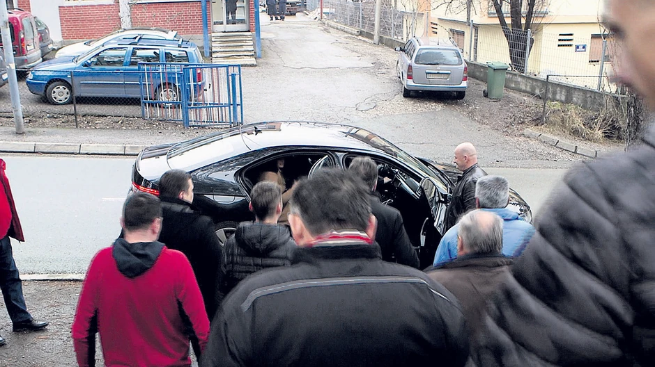 Jutka na suđenju u februaru, kada se ogradio grupom pristalica