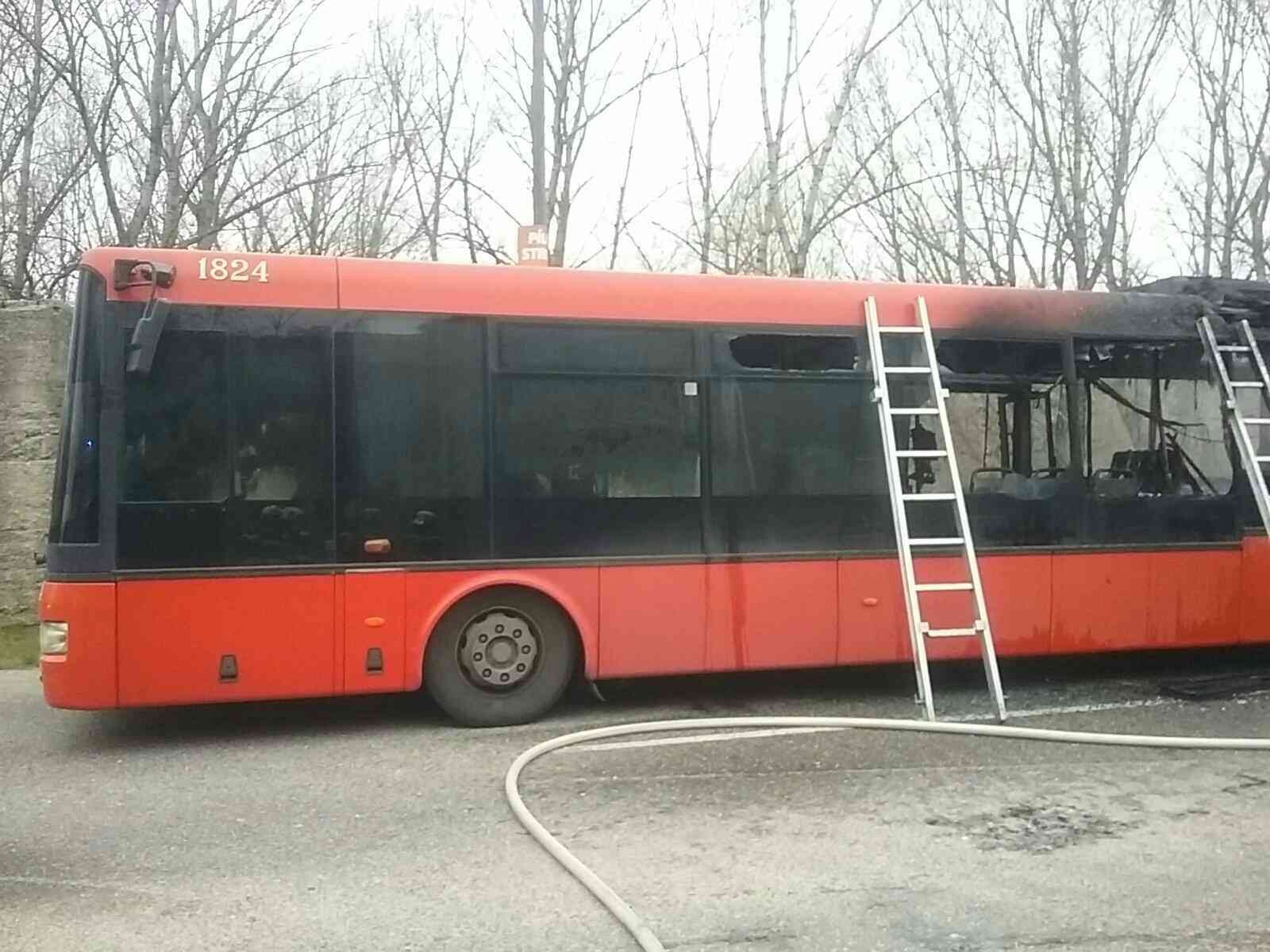 V Bratislave horel autobus.