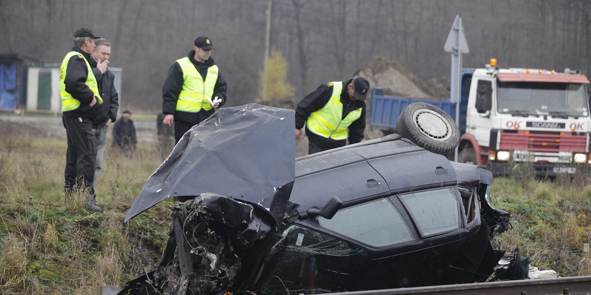 Kierowca Audi wjechał pod pociąg