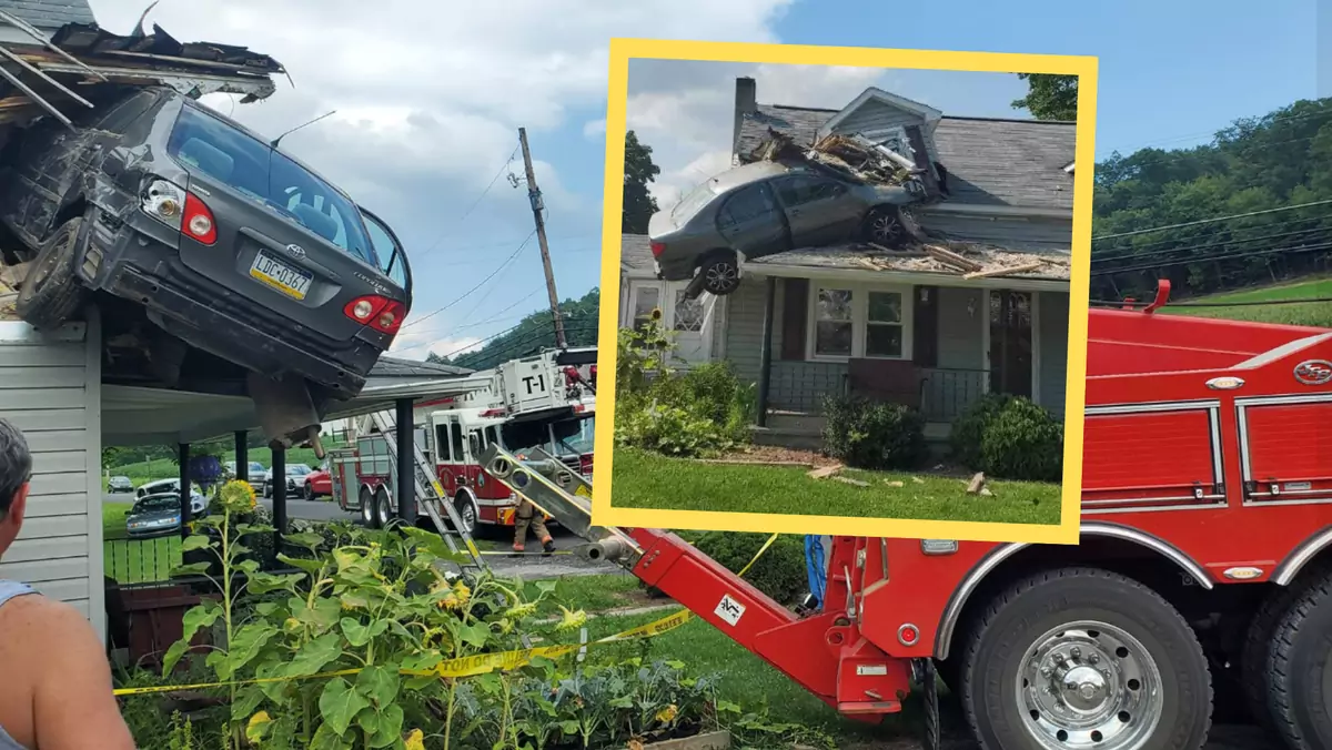 Samochód wbił się w sypialnię jednorodzinnego domu w Pensylwanii (Screen: Facebook.com/Junction Fire Company)