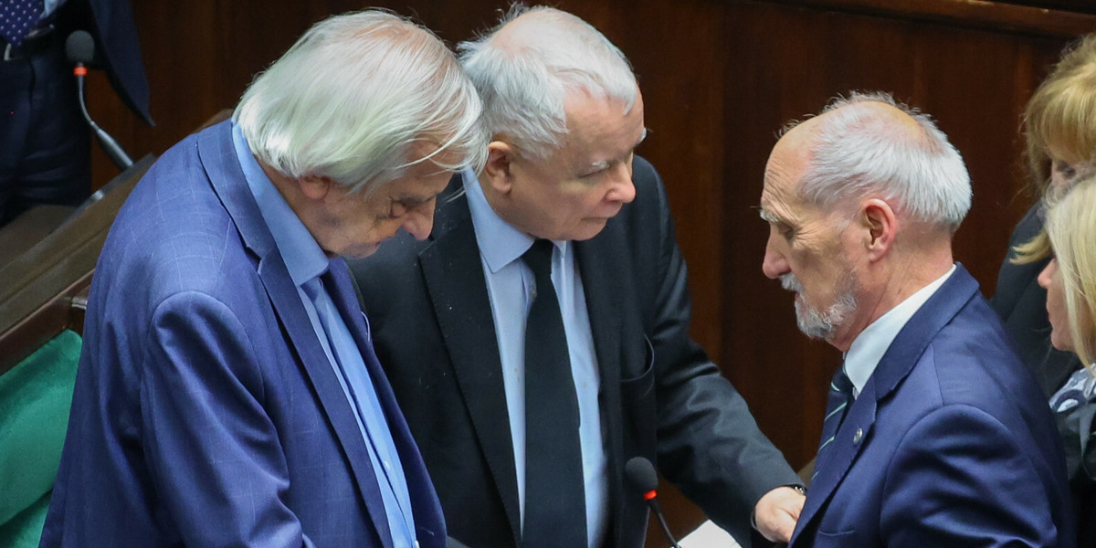 Od lewej: Ryszard Terlecki, Jarosław Kaczyński i Antoni Macierewicz. Wszyscy w marcu mogą liczyć na wyższe przelewy z ZUS. Powód? Waloryzacja emerytur, które każdy z nich pobiera.