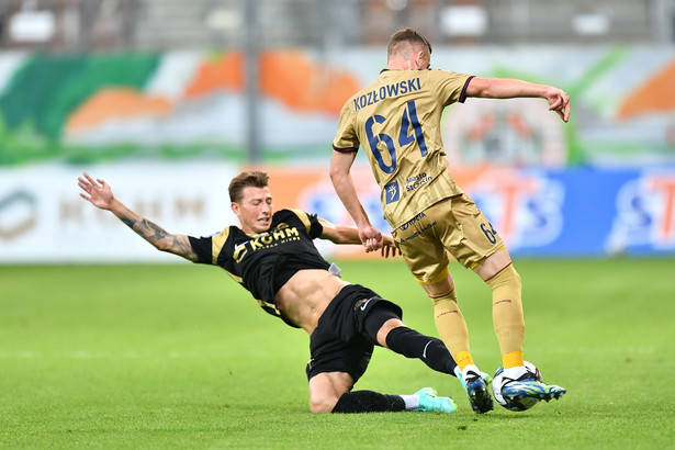 Piłkarz KGHM Zagłębia Lubin Mateusz Bartolewski (L) i Kacper Kozłowski (P) z Pogoni Szczecin podczas meczu Ekstraklasy