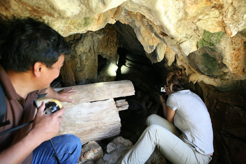 Trumny w nowo odkrytej jaskini, nieudostępnionej turystom, fot. Robert Pawełek, TravelCompass