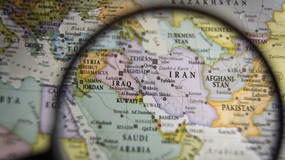 Eskalacja konfliktu Iran–USA–Izrael. Naloty na Iran i zagrożenie dla transportu ropy przez cieśninę Ormuz [Komentarz ekspercki]