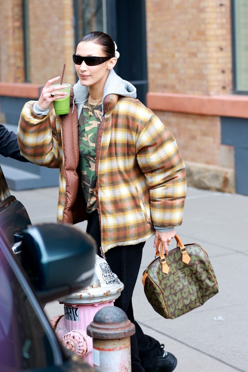 Bella Hadid vagány szettben, több mintát keverve sétál New York utcáin