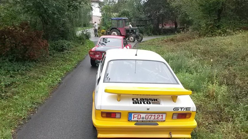 Polak przerwał traktorem słynny rajd. Myślał, że jest nielegalny