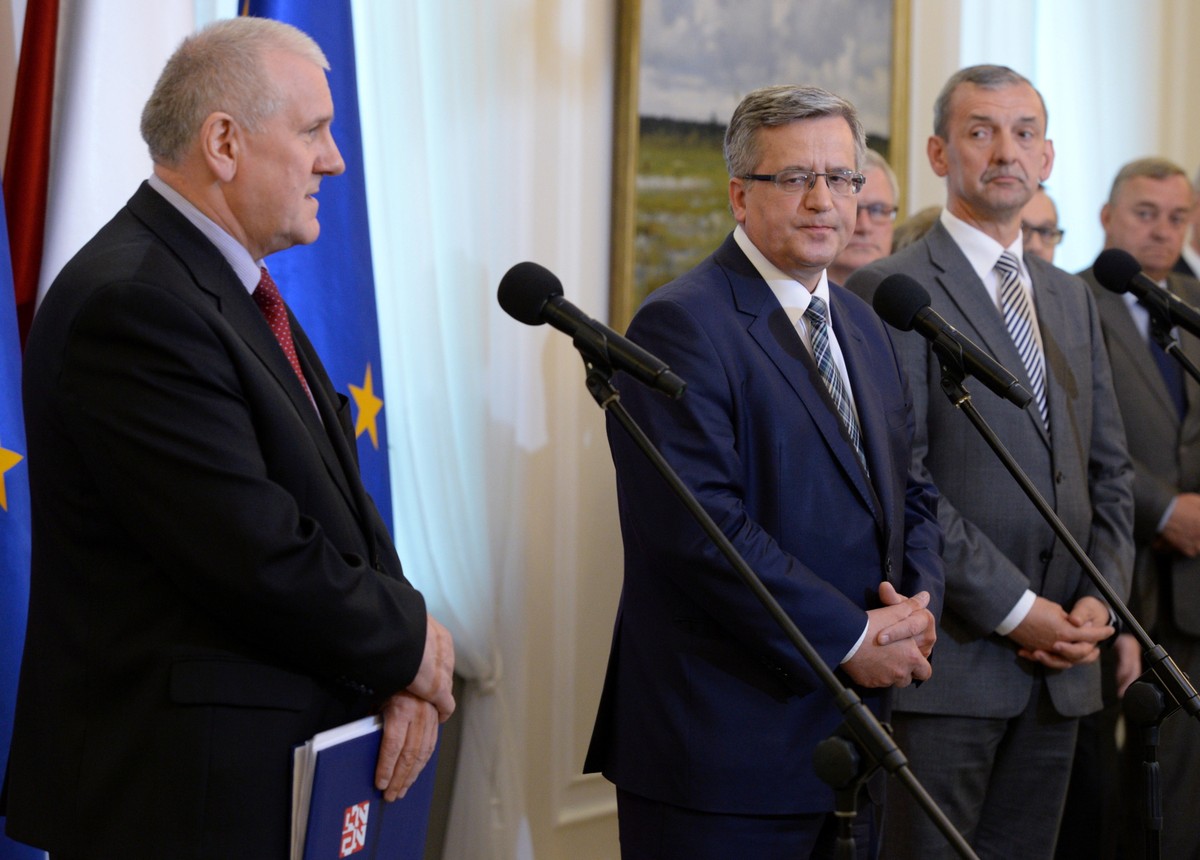 Od lewej: przewodniczący OPZZ Jan Guz, prezydent Bronisław Komorowski, prezes ZNP Sławomir Broniarz