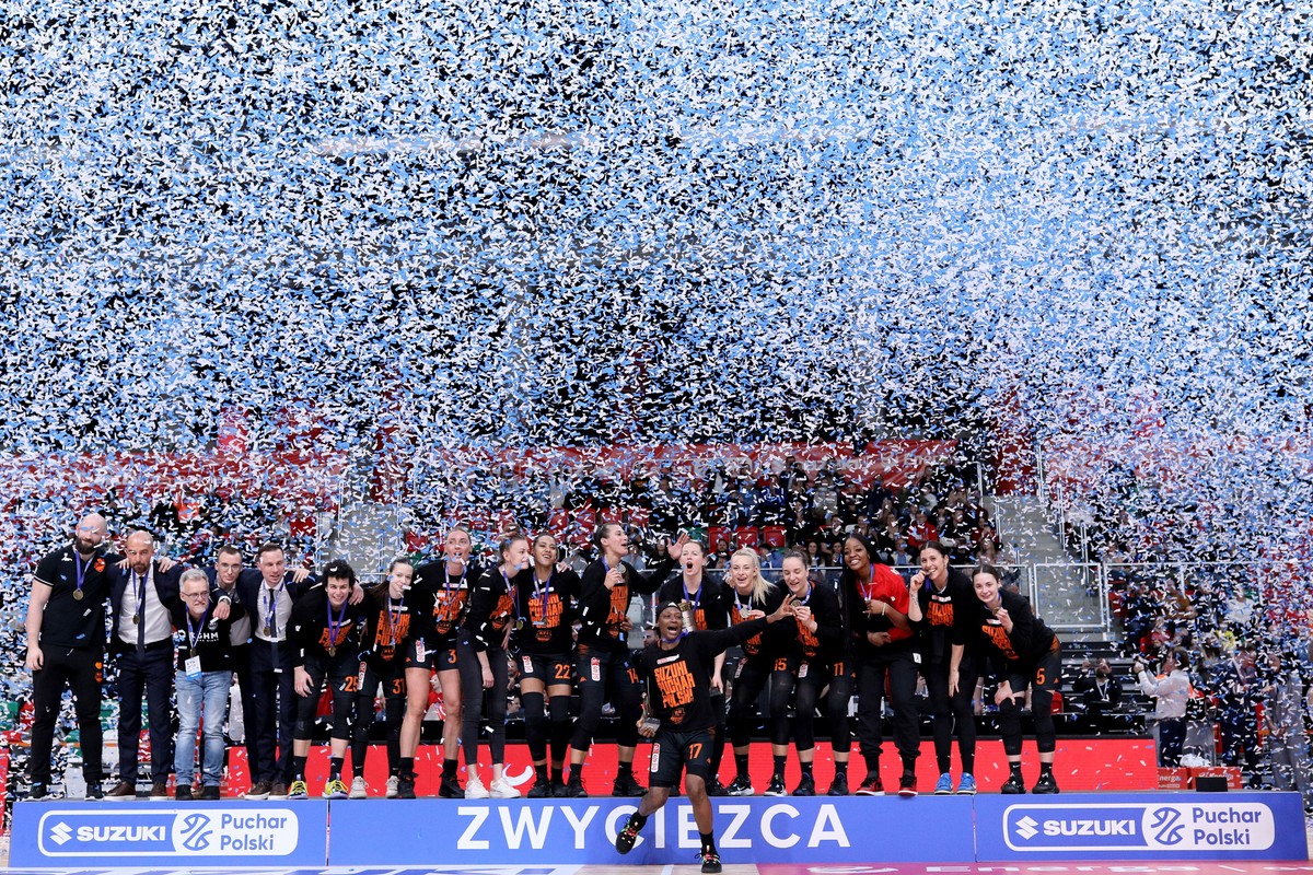 Sosnowiec, 26.02.2023. Puchar Polski dla BC Polkowice. Koszykarki BC Polkowice zdobyły 26 bm. Puchar Polski pokonując w finale w Sosnowcu drużynę PolskaStrefaInwestycji Enea Gorzów Wlkp. 94:68. To piąty w historii i drugi z rzędu triumf zespołu z Polkowic. (gj) PAP/Zbigniew Meissner