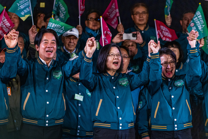 Kandydat na prezydenta Demokratycznej Partii Postępowej William Lai, jego kandydatka na wiceprezydenta Hisao Bi-khim oraz prezydent Tajwanu, Tsai Ing-wen na zakończeniu wiecu wyborczego, Tajpej, 11 stycznia 2024 r.