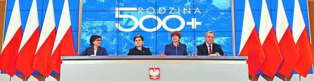 Minister Elżbieta Witek, premier Beata Szydło, minister pracy Elżbieta Rafalska i minister Henryk Kowalczyk Damian Burzykowski/Newspix.pl