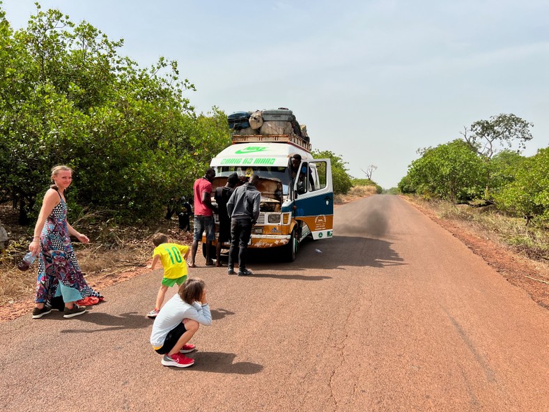 Bush taxi w Zachodniej Afryce, czy matatu we Wschodniej Afryce — skojarzenie jest jedno: ścisk w trwającej wieczność podróży lokalną komunikacją 