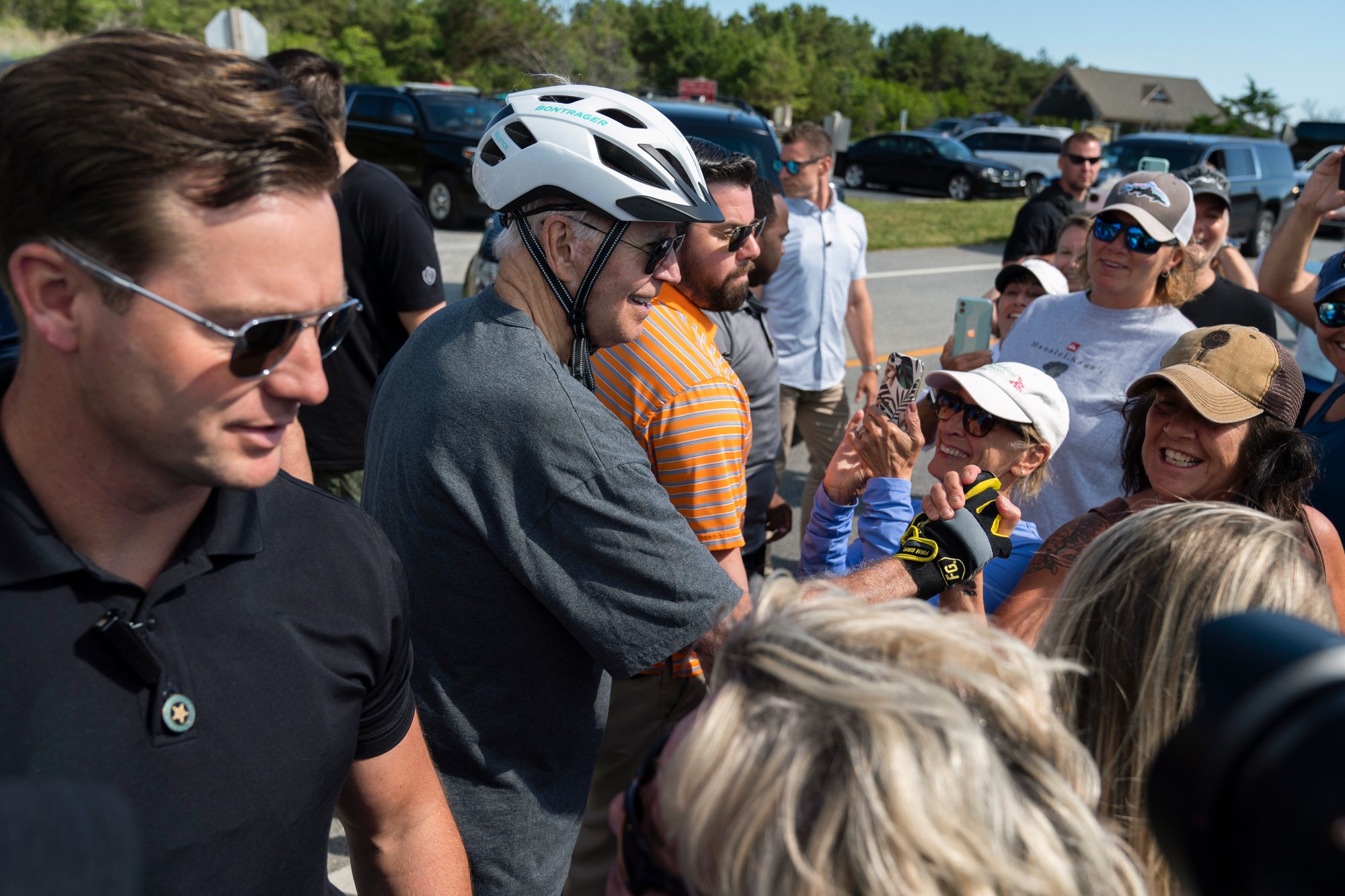 Americký prezident Joe Biden jazdí na bicykli v americkom meste Rehoboth Beach.