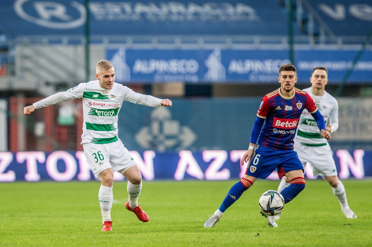 Piłkarz Piasta Gliwice Michał Chrapek (P) i Tomasz Makowski (L) z Lechii Gdańsk podczas meczu Ekstraklasy