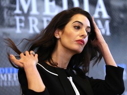 Amal Clooney w pracy wygląda tak jak gwiazdy na czerwonym dywanie (albo nawet lepiej). FOTO