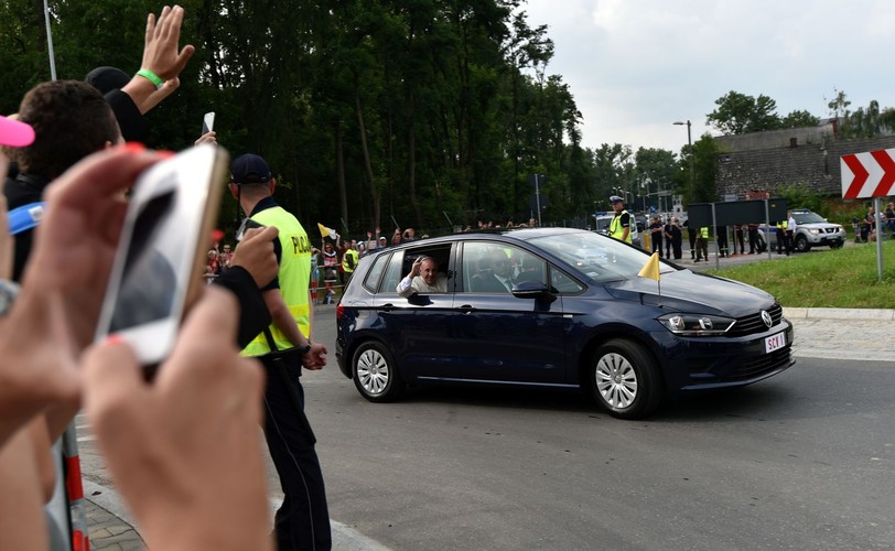Volkswagen golf sportsvan samochodem papieża Franciszka na ŚDM