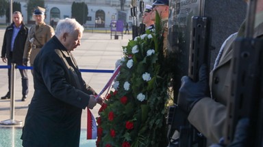 Głośny incydent pod pomnikiem smoleńskim z udziałem Jarosława Kaczyńskiego. Jest decyzja prokuratury