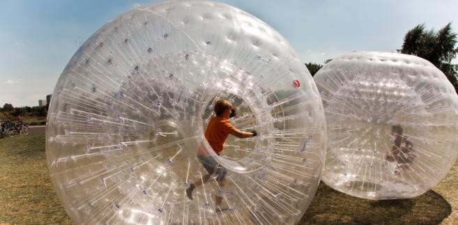 <b>Zorbing </b><br/> - zabawa w zorbie, czyli sferycznej, dmuchanej kuli ze specjalnie wzmocnionego  materiału.  Uczestnik wchodzi do środka kuli i stacza się wzdłuż zbocza, stoku czy pagórka. Jedną z możliwości jest także poprowadzenie zorbingu w wodzie, np. rwącej rzece.