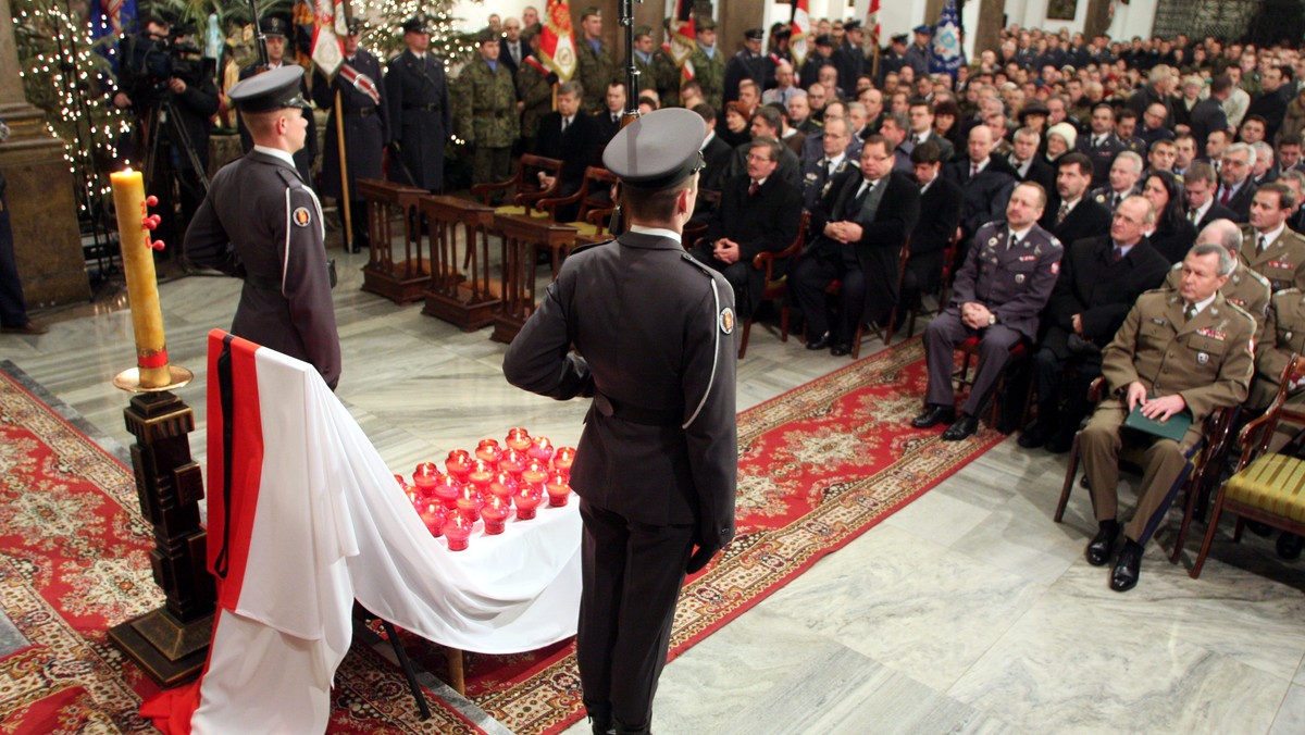 Bezpośrednią przyczyną było nieświadome doprowadzenie przez załogę do nachylenia samolotu na prawą stronę - stwierdziła komisja. Ale oprócz tego komisja wymieniła też wiele innych przyczyn - złą organizację szkolenia lotniczego w eskadrze, źle dobraną załogę do wykonania zadania, złą współpracę załogi samolotu i błędy wieży kontroli lotów.